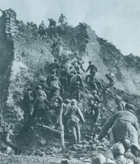 1948年12月，人民解放軍向新保安守敵發(fā)起攻擊。這是解放軍戰(zhàn)士登上新保安城頭。 